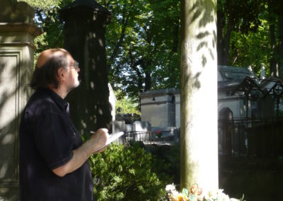 Denis Langlois devant la tombe de Nerval au cimetière du Père-Lachaise