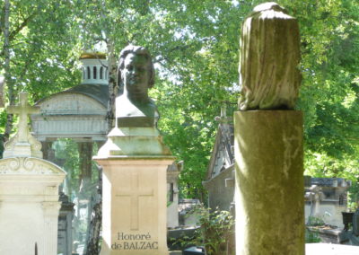 Les tombes de Nerval et de Balzac se faisant face au cimetière du Père-Lachaise